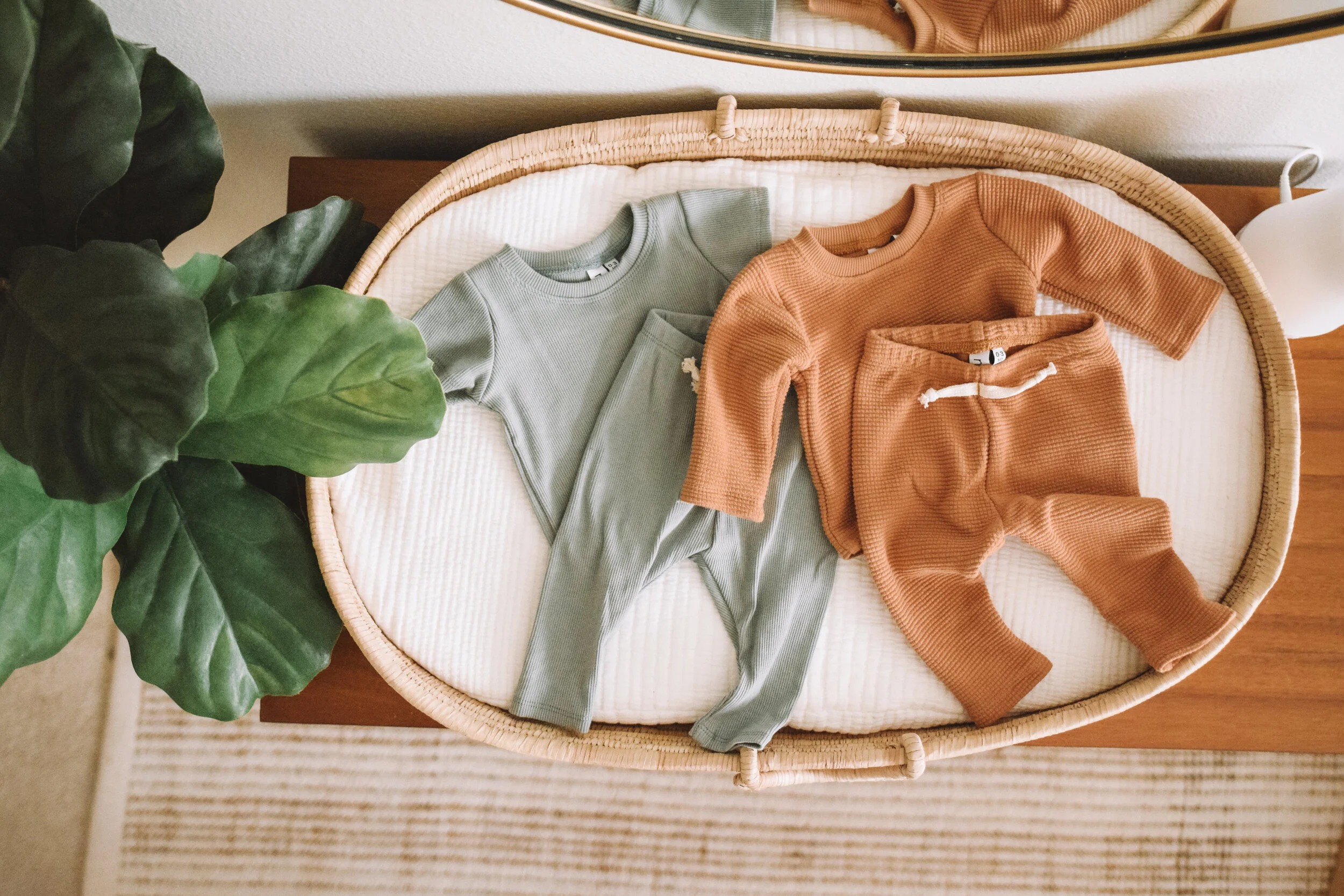 Neutral tone baby clothes 2025